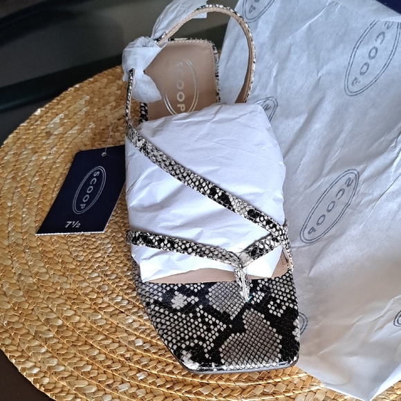 Elegant Black and White Sandals with Adjustable Straps - Picture 3 of 8